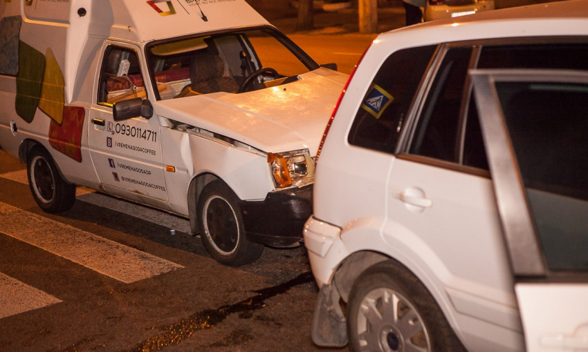 ДТП в Днепре: на Сичеславской Набережной столкнулись два авто 