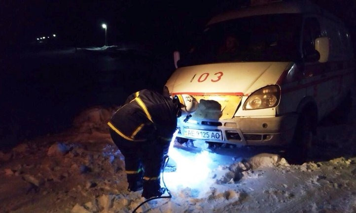 На Днепропетровщине врачи приехали на вызов на пожарной машине 