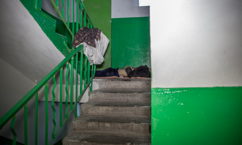 ЧП в Днепре: мужчина упал с лестницы