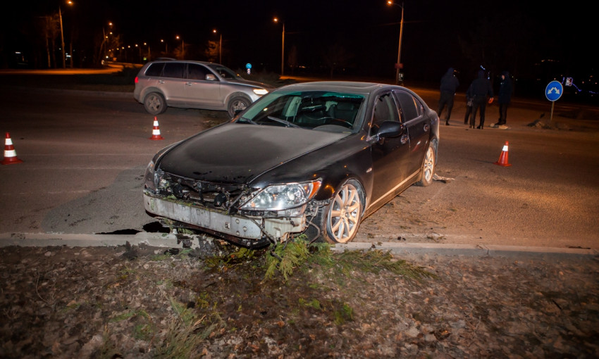 ДТП в Днепре: автомобиль врезался бордюр