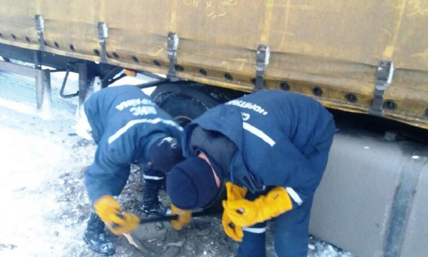 На Днепропетровщине спасатели вытаскивали грузовик из снежных заносов