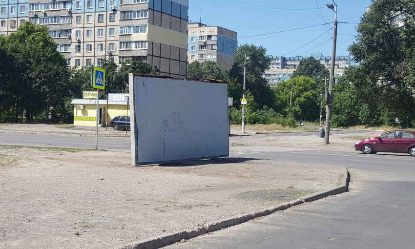 В Днепре на тротуар упал билборд