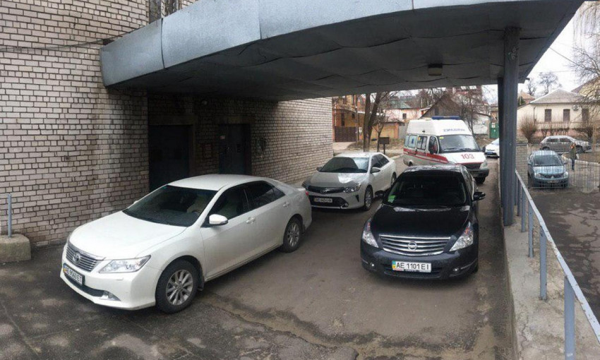 В Днепре автомобили заблокировали подъезд к больнице для скорой помощи
