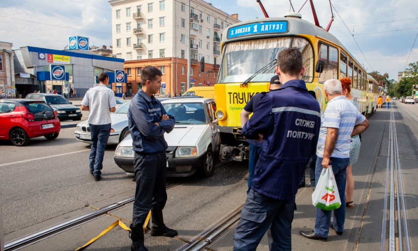 ДТП в Днепре: на Шмидта столкнулись Skoda и трамвай 