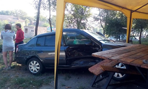 На Днепропетровщине автомобиль врезался в кафе 