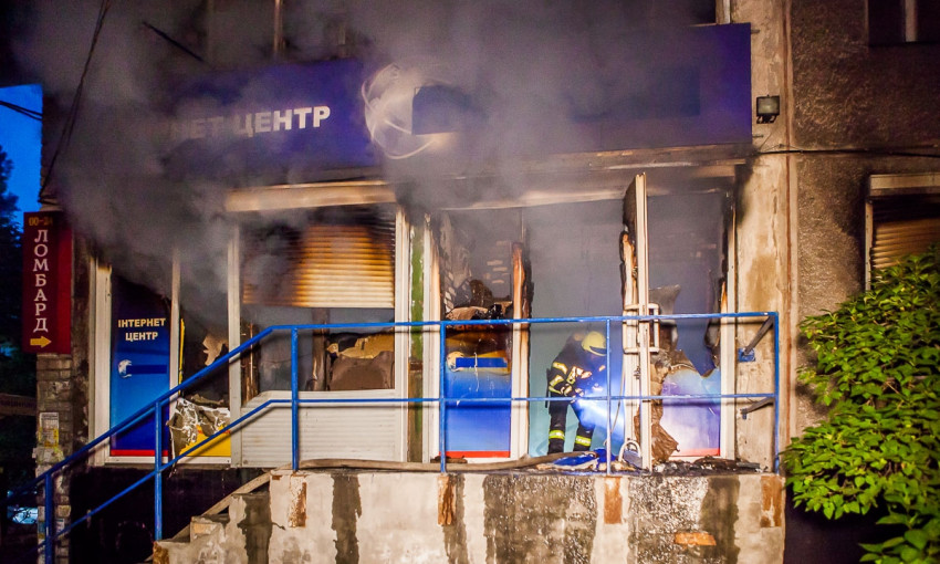 Пожар в Днепре: сотрудники ГСЧС тушили интернет-центр