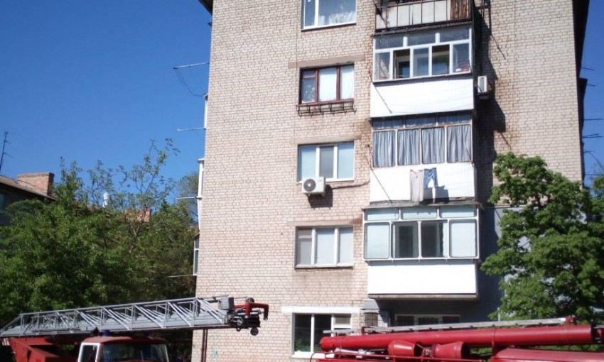 Пожар на Днепропетровщине: в многоэтажке загорелся балкон 