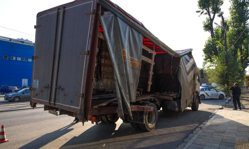 ДТП в Днепре: грузовик потерял более 8 тонн металла
