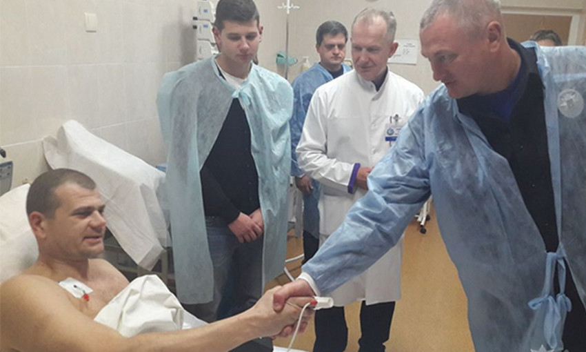 Глава Нацполиции Украины навестил раненых полицейских в Днепре 