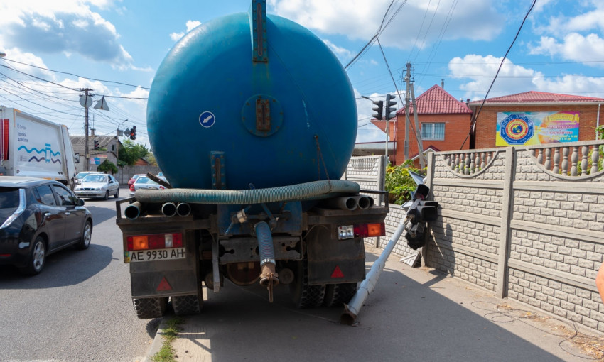 ДТП в Днепре: МАЗ сбил светофорный столб 