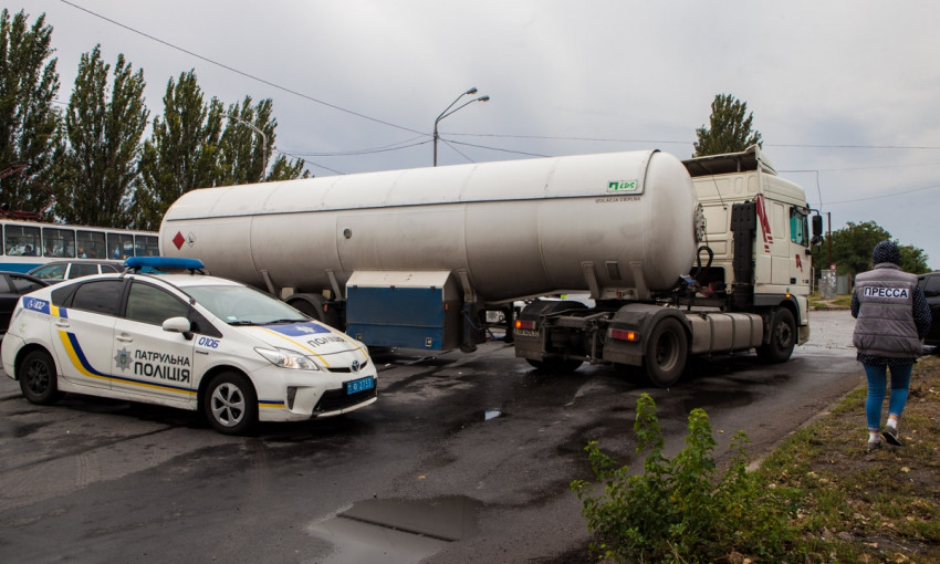ДТП в Днепре: бензовоз врезался в легковое авто 
