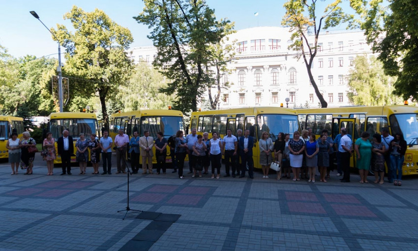 В ДнепрОГА передали школьные автобусы на баланс школ Днепропетровщины