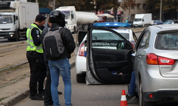ДТП в Днепре: на проспекте Мазепы Mitsubishi сбил мужчину с ребенком