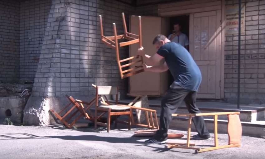 Днепрянин разобрал на дрова офис "Днепрогаза"