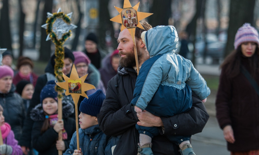 Крестный ход против абортов: днепряне молились о мире и любви в украинских семьях
