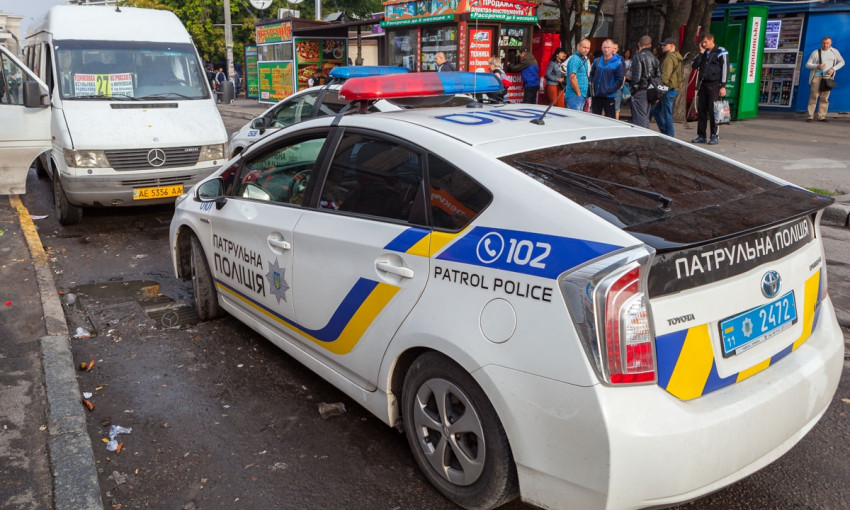 ЧП в Днепре: пассажир маршрутки разбил нос сотруднику полиции 