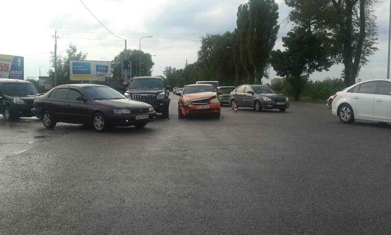ДТП в Днепре: два авто столкнулись на перекрестке 