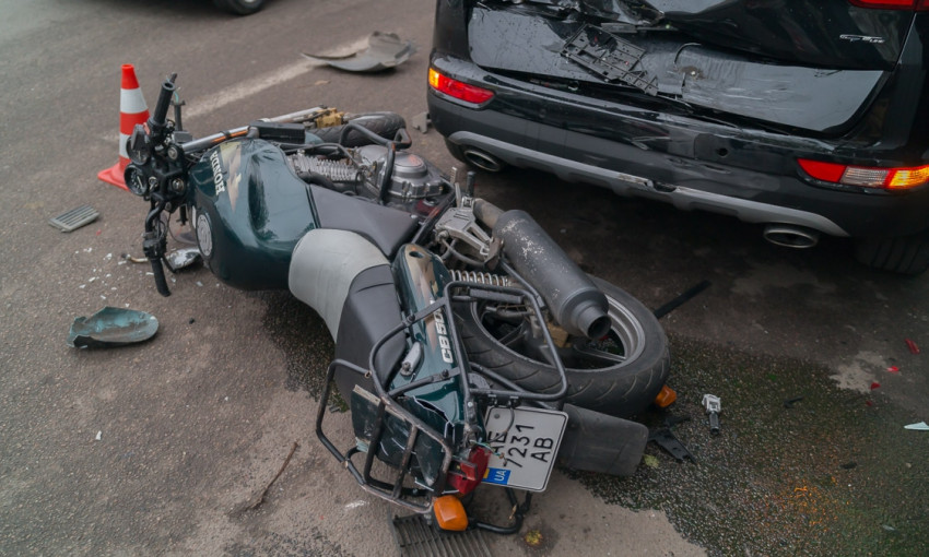 ДТП в Днепре: на перекрестке мотоциклист попал в аварию