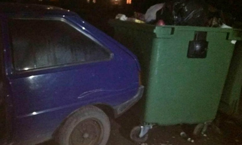 В Днепре пьяный водитель протаранил мусорные баки 