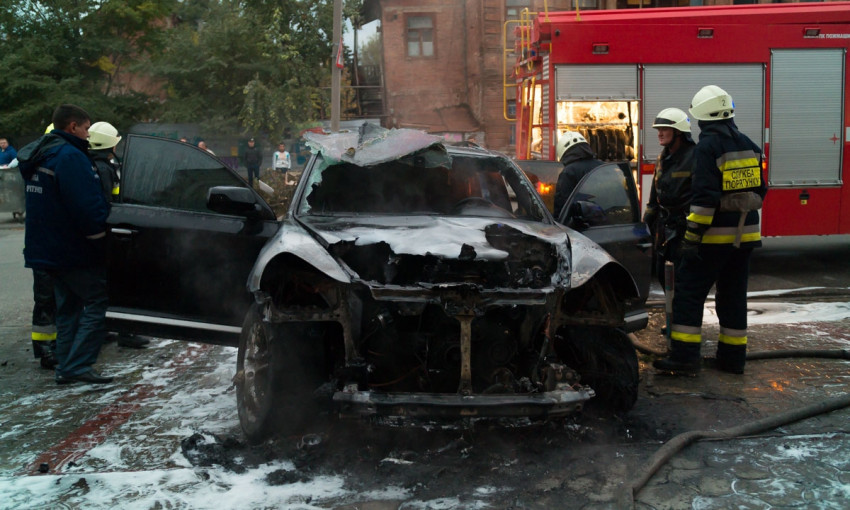 ЧП в Днепре: в центре города подожгли автомобиль