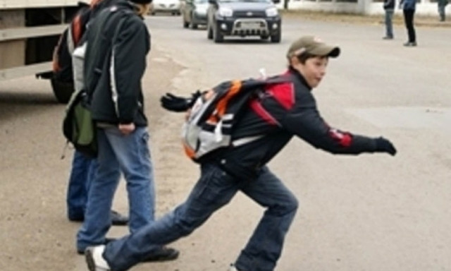 Опасный квест в Днепре:дети снова бросаются под колеса автомобилей 