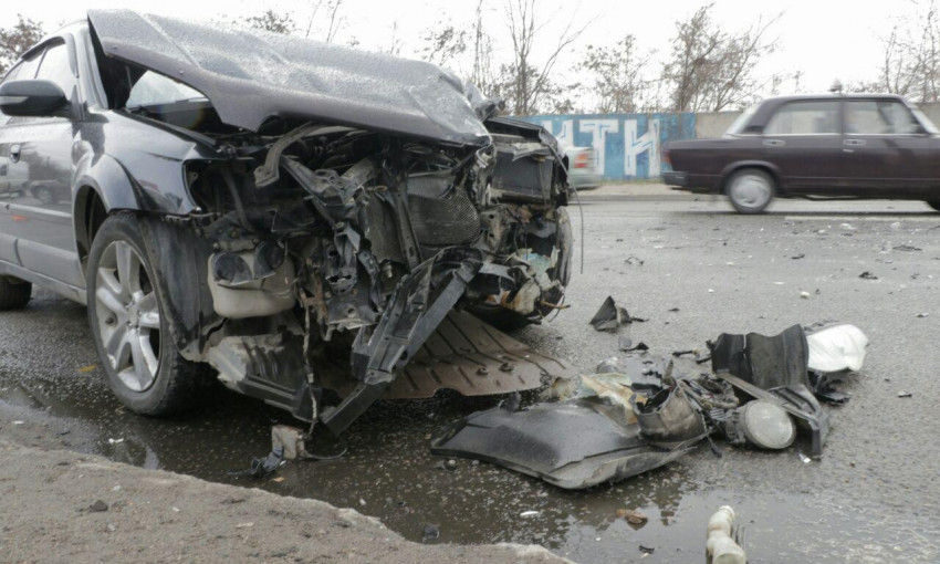 ДТП в Днепре: на дороге столкнулись Peugeot и Subaru