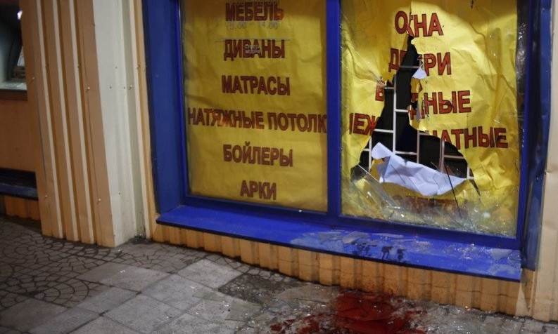 ДТП на Днепропетровщине: мотоциклист врезался в окно магазина