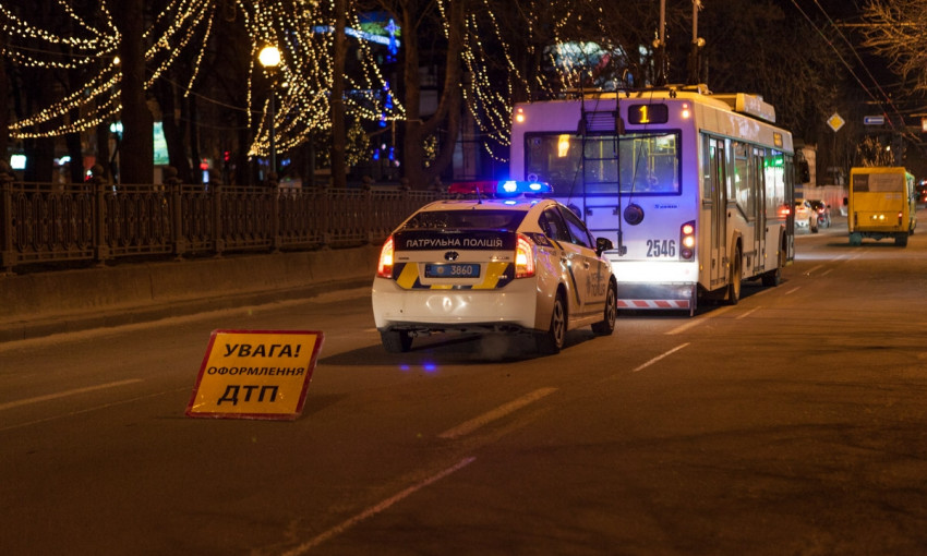 Тройное ДТП в Днепре: на Яворницкого столкнулись два авто и электротранспорт 