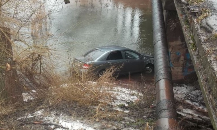 На Днепропетровщине автомобиль попал в реку