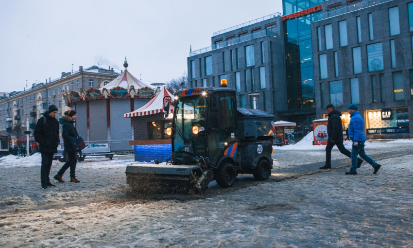 В Днепре из-за циклона дороги превратились грязную снежную кашу