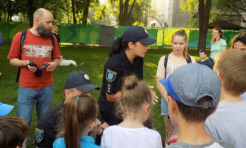 В Днепре полицейские учили детей безопасности на улицах