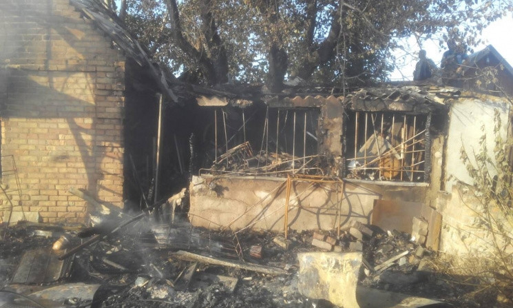 На Днепропетровщине загорелись два соседских частных дома 