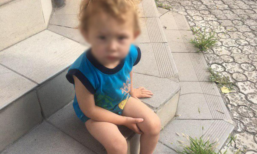 В Днепре по улице гулял двухлетний мальчик с ножом 