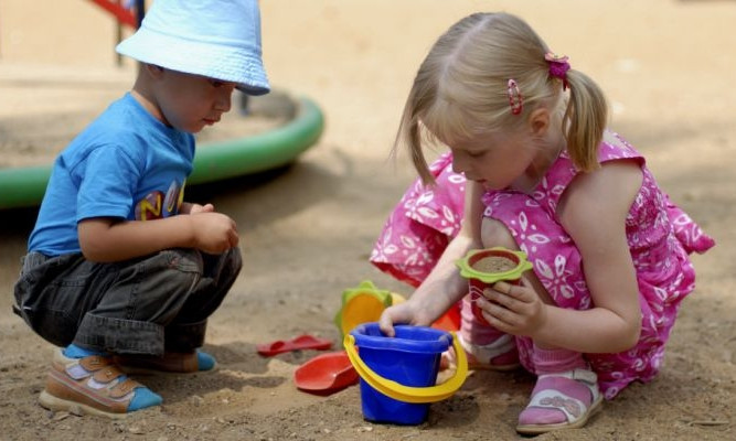 В Днепре специалисты из Чехии нашли свинец и цинк на детских площадках