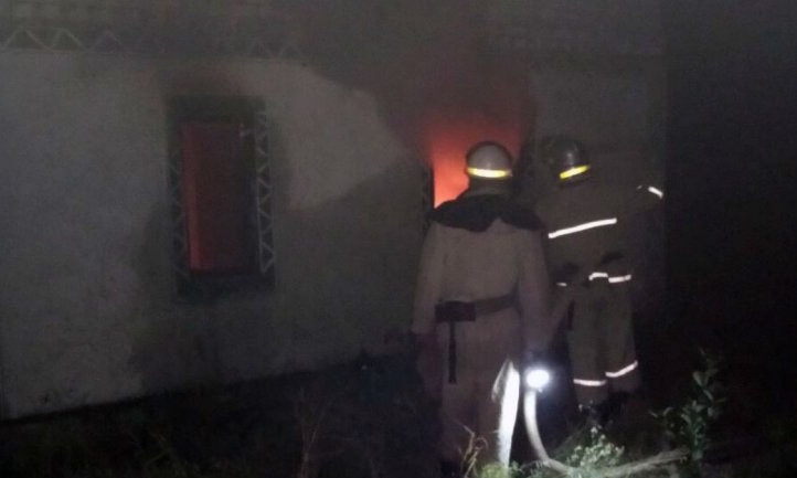 Пожар на Днепропетровщине: сотрудники ГСЧС тушили сарай