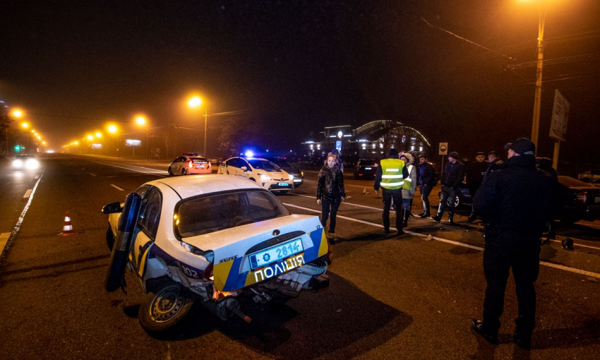 ДТП в Днепре: на Набережной Победы столкнулись полицейский автомобиль и Skoda