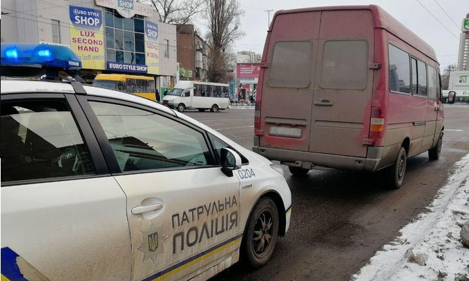 Под Днепром полицейские дважды остановили "обкуренного" водителя маршрутки 