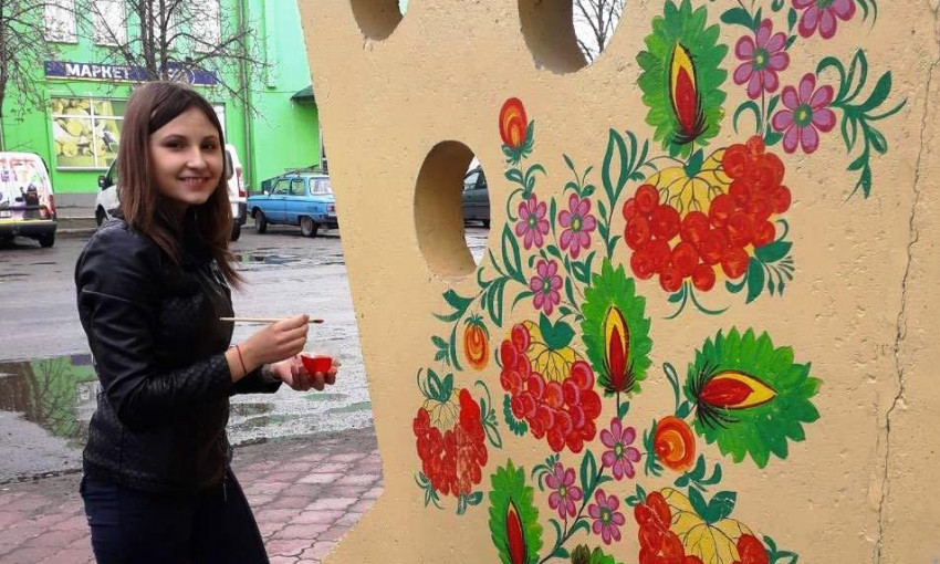 Полиция Днепропетровщины привлекла юных художниц к борьбе с рекламой наркотиков