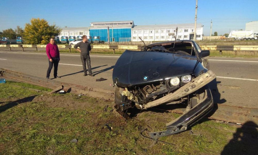 ДТП на Днепропетровщине: BMW въехало в столб
