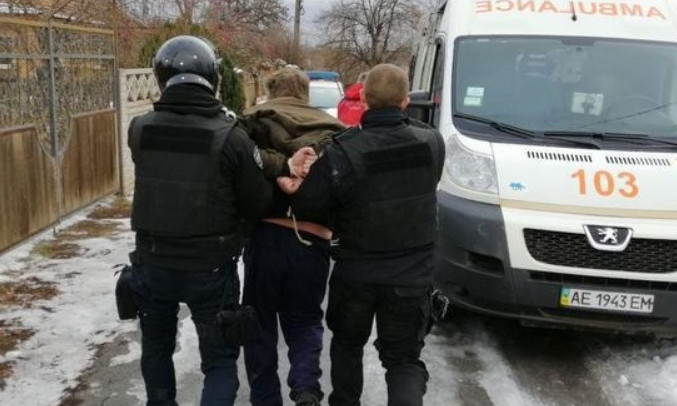 На Днепропетровщине мужчина бросался с топором и серпом на полицию