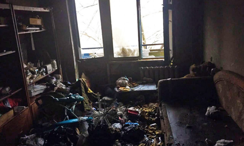 В Кривом Роге огнеборцы вынесли из горящей квартиры женщину