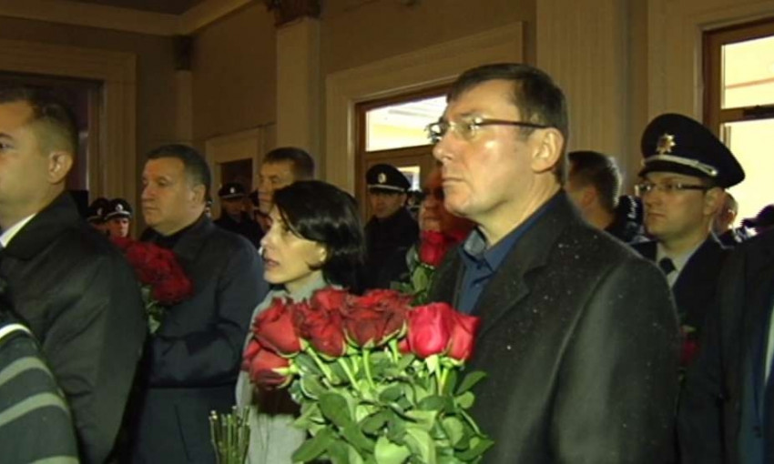 Юрий Луценко почтил погибших полицейских в Днепре 