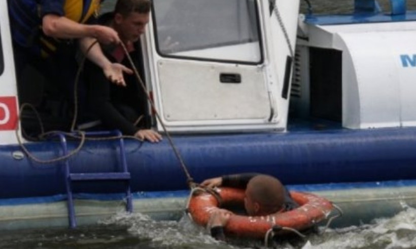В Днепре спасли маленьких спортсменов, упавших с парусников в реку