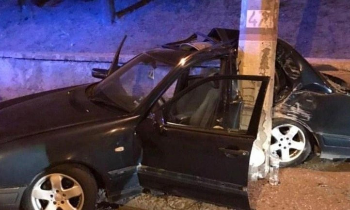 ДТП на Днепропетровщине: Mercedes врезался в столб