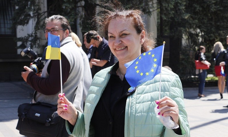 Жители Днепра празднуют решения ЕС о безвизе