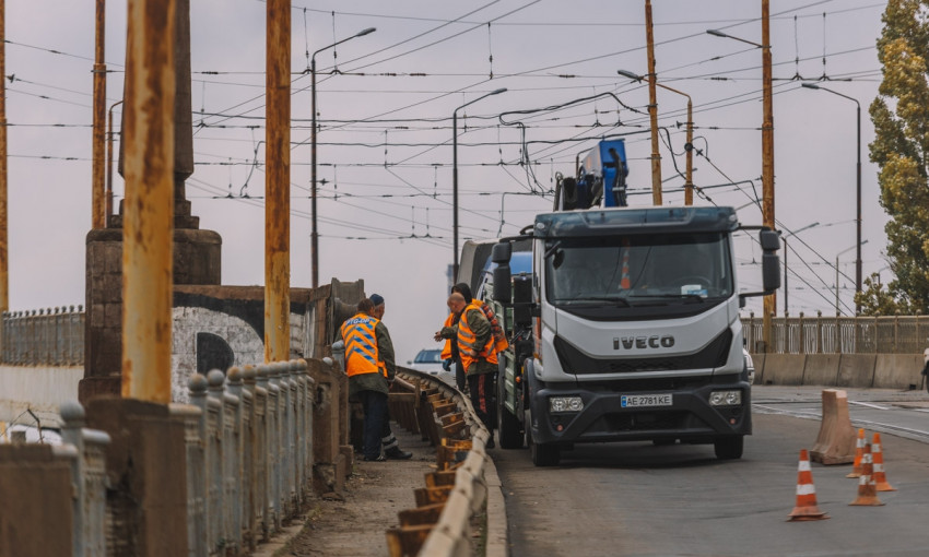 В Днепре ремонтируют пешеходную часть Амурского моста