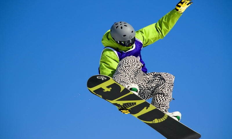 Сноубордисты катаются по улицам Днепра 