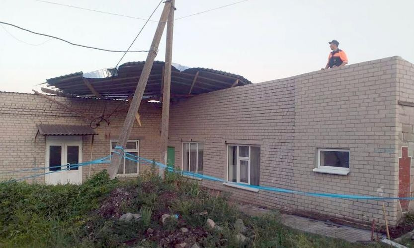 Ветер сорвал крышу в школе на Днепропетровщине 
