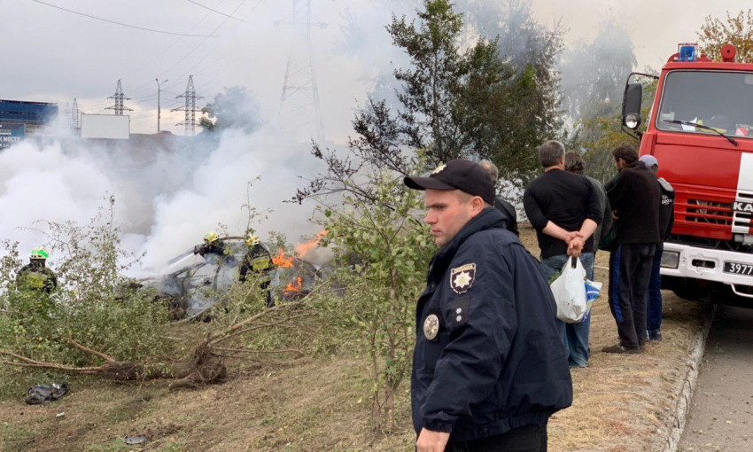 Пожар в Днепре: сотрудники ГСЧС тушили автомобиль Mazda