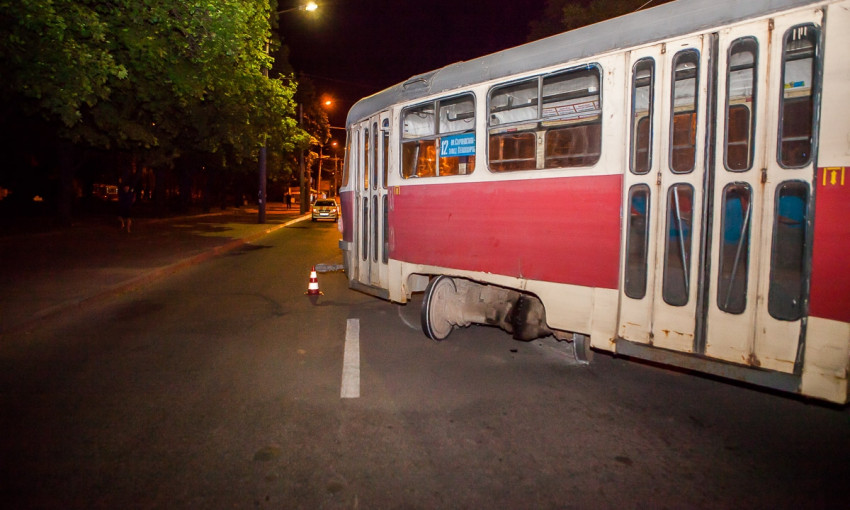 В Днепре электротранспорт сошел с рельс: у трамвая отвалилось колесо